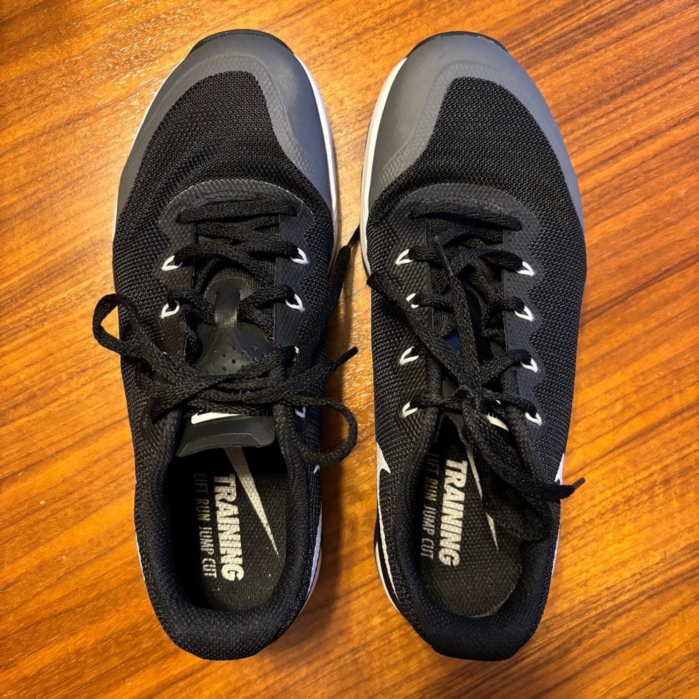 Nike Training Sneaker Women Size 8.5 EUC